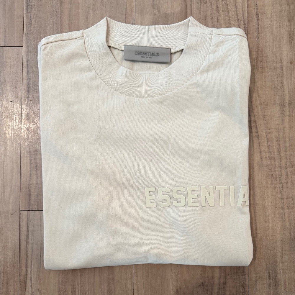 🔥 ESSENTIALS Oversized Tee – Size Small (Brand New w/ Tags) 🔥